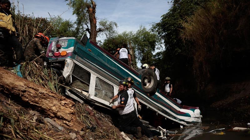 Trágico accidente en Guatemala: más de 50 muertos entre trabajadores, comerciantes y escolares