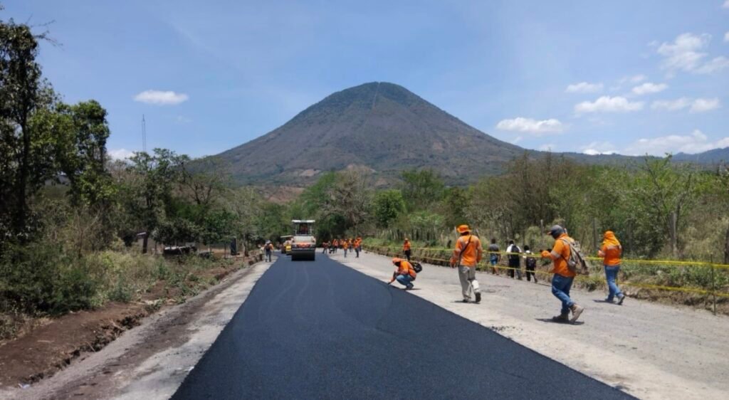 Pavimentación en cantón El Coco mejorará conexión con Guatemala y dinamizará la economía 1 img 2613 1