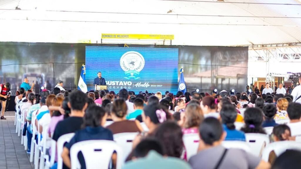 Estudiantes en Santa Ana Centro reciben lentes gratuitos. 1 490013613 1282677250133140 8614741795321651840 n