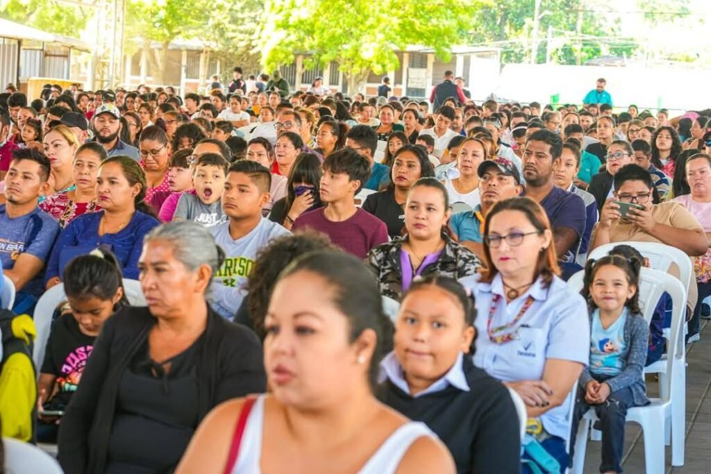 Estudiantes en Santa Ana Centro reciben lentes gratuitos. 2 490474185 1282677446799787 6563788918774490519 n