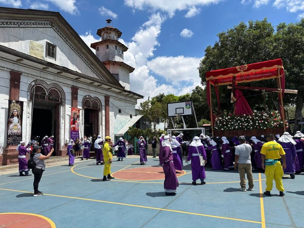 En cada rincón de El Salvador se celebra el Via Crucis o “Camino de la Cruz”. 6 491746065 9664146273677800 2246795606804926741 n