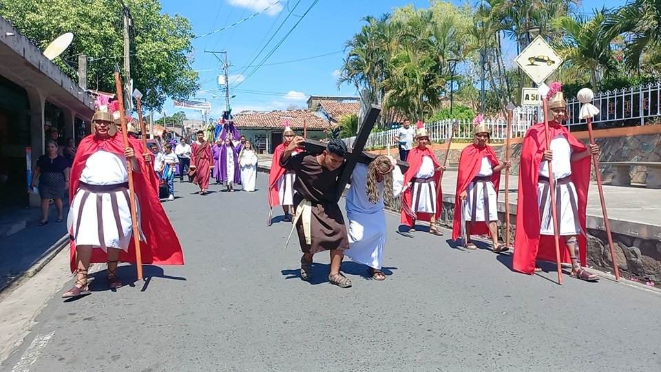 En cada rincón de El Salvador se celebra el Via Crucis o “Camino de la Cruz”. 3 491756028 122128466030652961 4020138359921822726 n