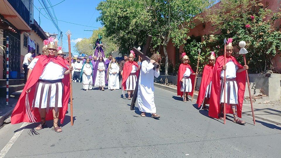 En cada rincón de El Salvador se celebra el Via Crucis o “Camino de la Cruz”. 1 491972853 122128465208652961 669863923347705749 n