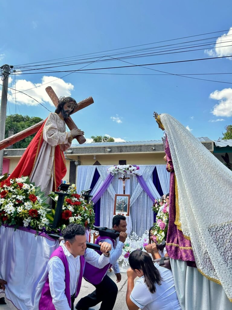 En cada rincón de El Salvador se celebra el Via Crucis o “Camino de la Cruz”. 7 492196571 649275291348366 77402655439999533 n