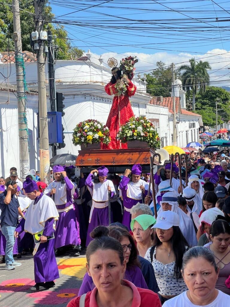 En cada rincón de El Salvador se celebra el Via Crucis o “Camino de la Cruz”. 5 492217221 1174722507997950 1838061017035339111 n