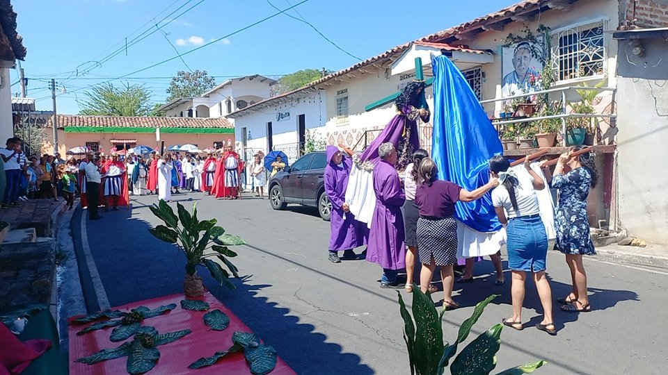 En cada rincón de El Salvador se celebra el Via Crucis o “Camino de la Cruz”. 4 492542374 122128465994652961 1338297966950998707 n