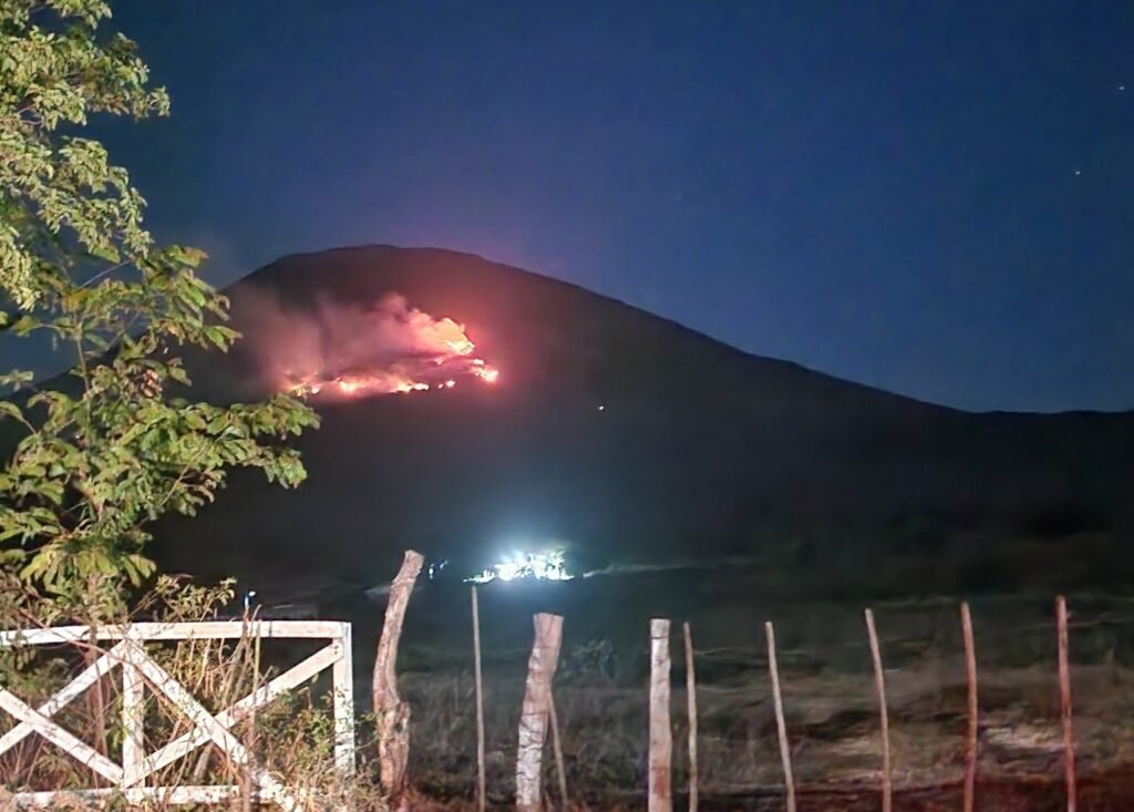 El volcán Chaparrastique sufre incendio causando daños en 20 hectáreas. 1 Gn5WWILXQAAFjBE 1