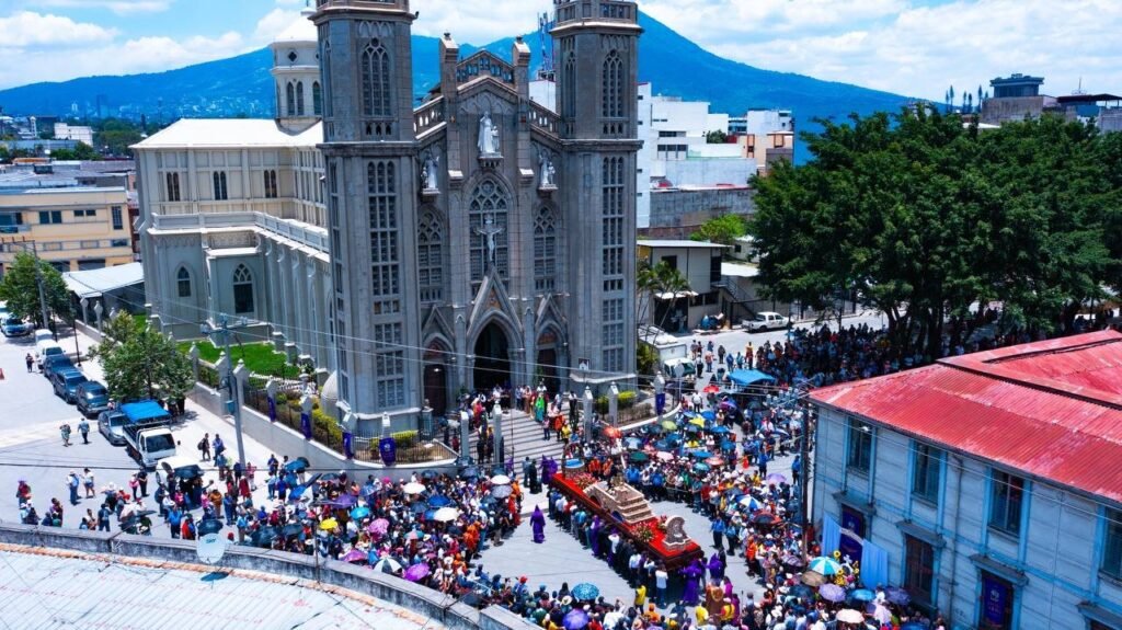 En cada rincón de El Salvador se celebra el Via Crucis o “Camino de la Cruz”. 9 Go10HTbWgAA0dJZ