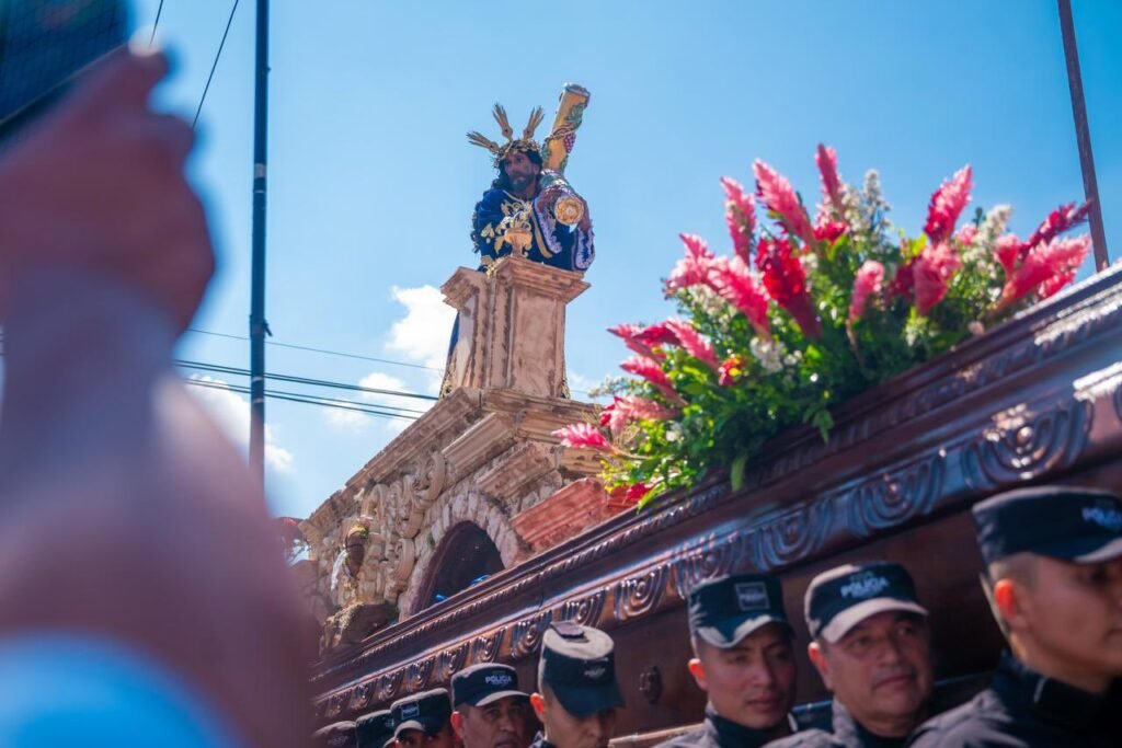 En cada rincón de El Salvador se celebra el Via Crucis o “Camino de la Cruz”. 8 Go1ogYCXsAAzh7Y