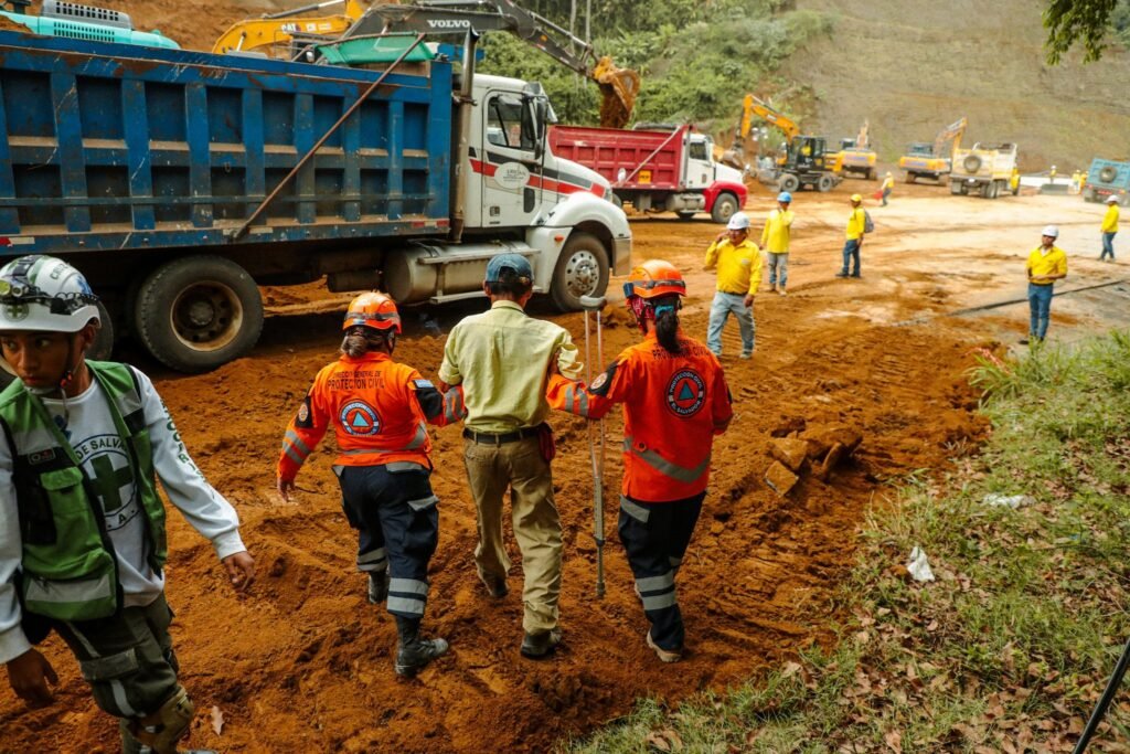 Derrumbe de gran magnitud en Los Chorros 2 Gpd0mL8WAAAeKlS