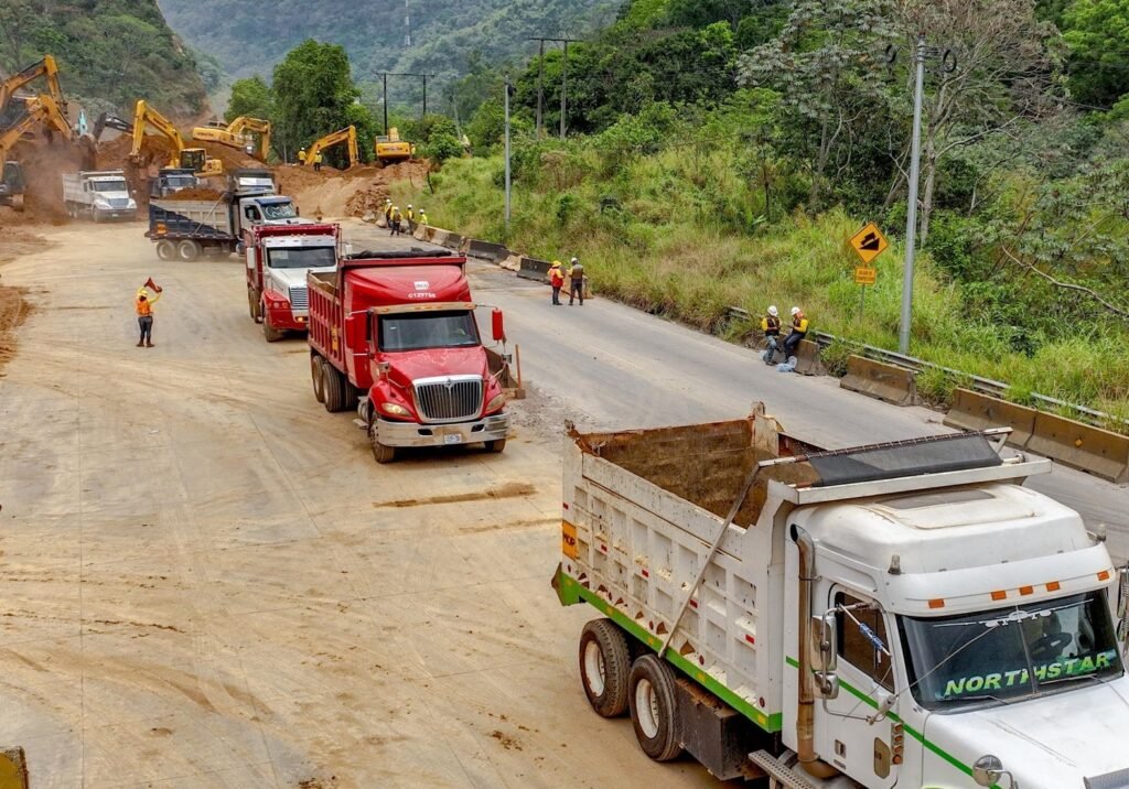 Derrumbe de gran magnitud en Los Chorros 4 GpfAL9PWcAAWYqc