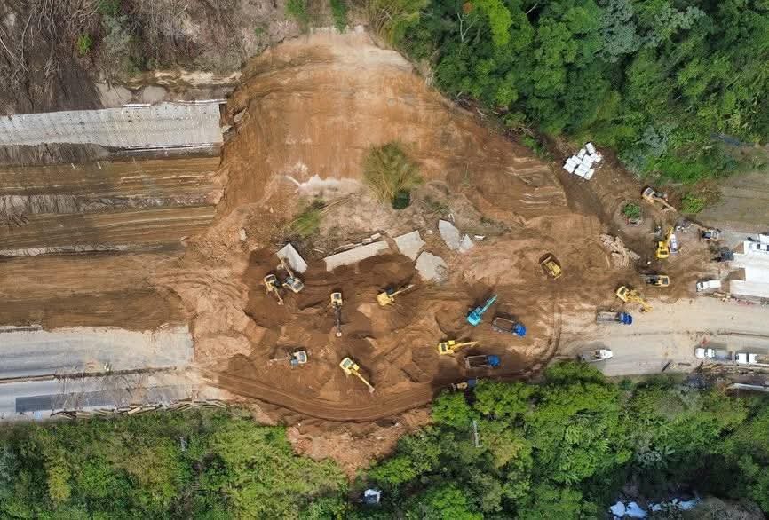 Derrumbe de gran magnitud en Los Chorros 1 GpfBnR2WUAAjEKu