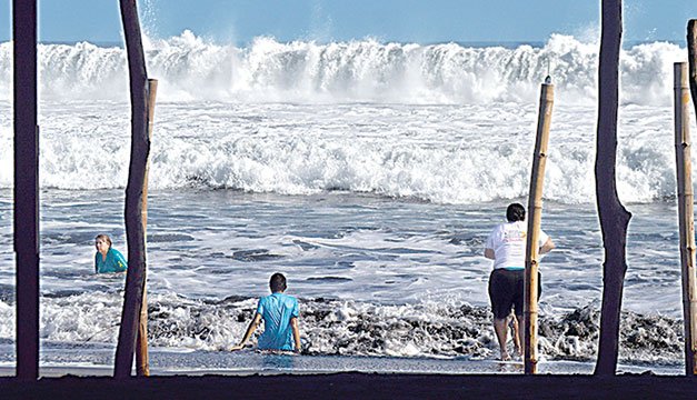 Ministerio de Medio Ambiente emite advertencia sobre mareas vivas. 2 Advierten de mareas vivas en las costas salvadorenas 1