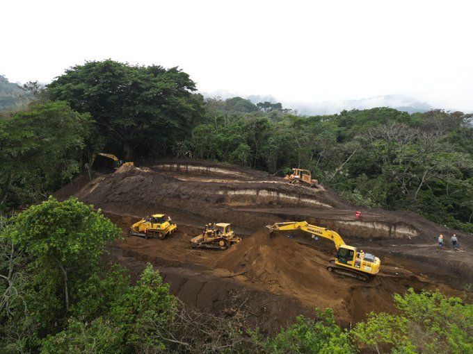 El Ministerio de Obras Públicas (MOP) ha removido 10 mil metros cúbicos de tierra en el tramo de Los Chorros. 1 GqCe UGW0AAy9yK