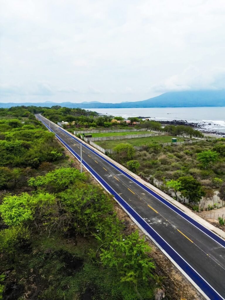 Avanza la reconstrucción de calle a Playa Las Mueludas. 2 GqCubLcXkAEnwt1