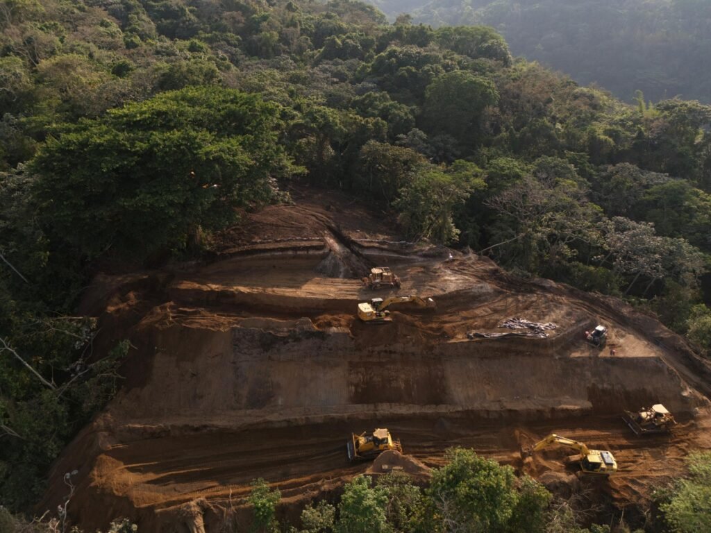 El Ministerio de Obras Públicas (MOP) ha removido 10 mil metros cúbicos de tierra en el tramo de Los Chorros. 3 GqENXsIWEAAxc G 1