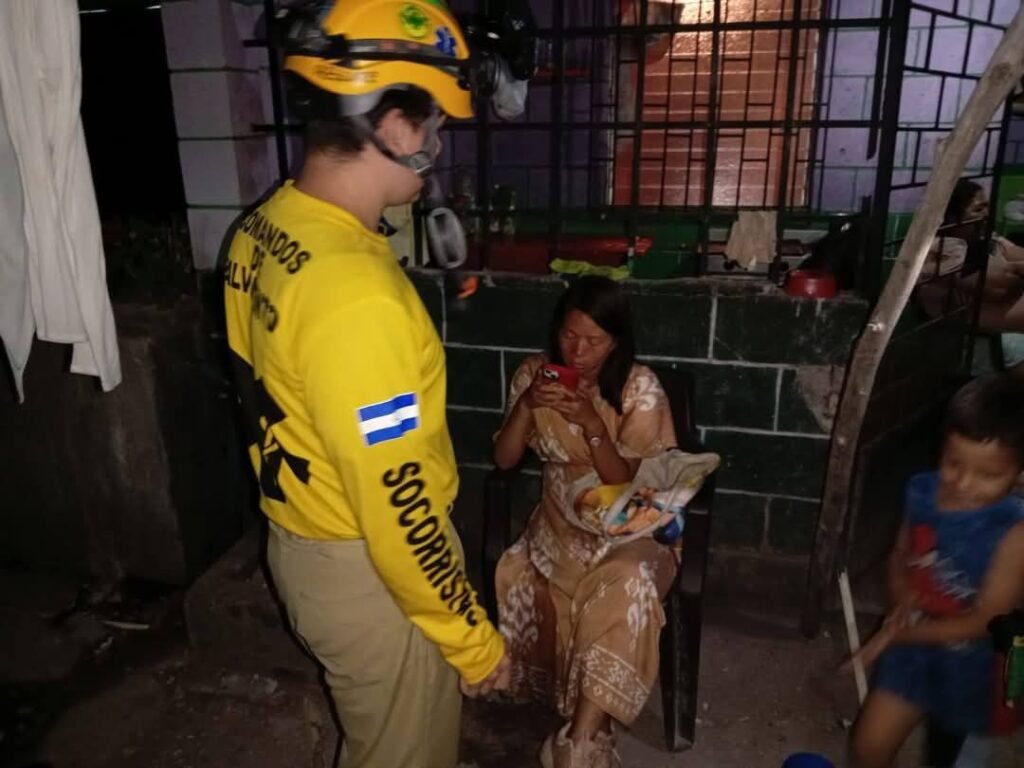 Comandos de Salvamento localizaron a persona de origen asiática que se había extraviada. 1 GrC3ufxWQAA84qI 1 1