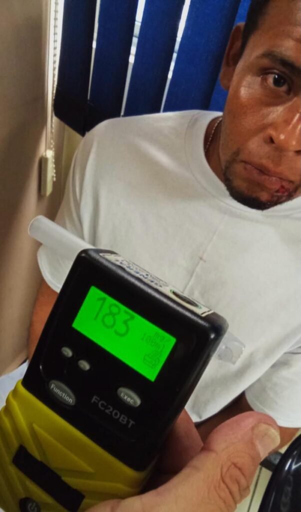 Conductor ebrio choco contra puente en San Pedro Masahuat. 2 GrQHjyHXYAA5I9j 1