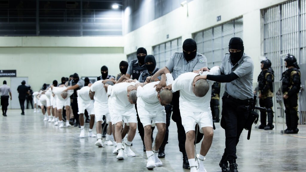 Migrantes venezolanos en prision de El Salvador. Captura