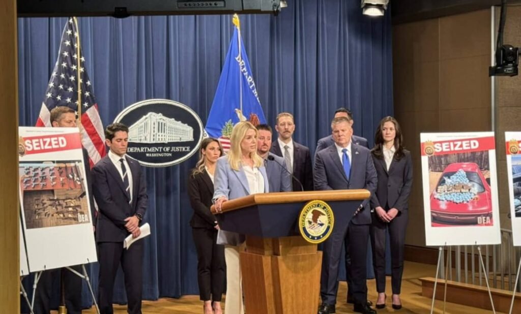 Pam Bondi durante conferencia de prensa @ChadGilmartinCA 1160x700 1 1