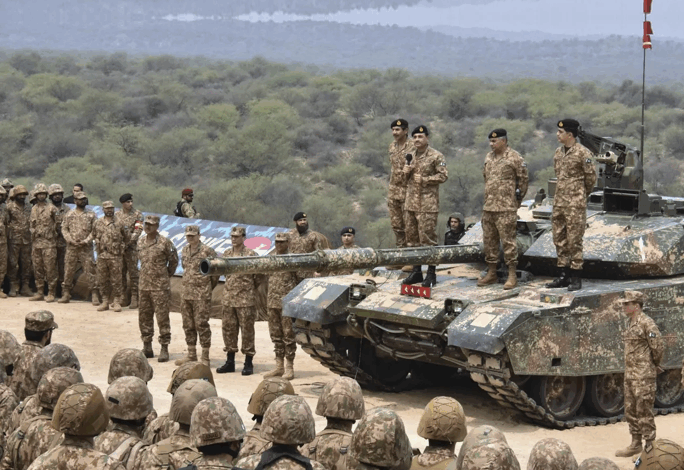 Soldados Pakistan conflicto belico con India Asin Munir jefe ejercito tercero sobre tanque 684x470 1