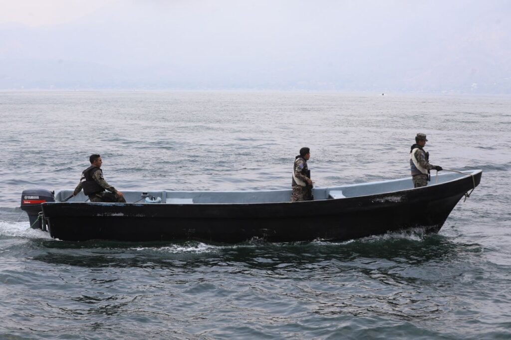 Medio Ambiente refuerza acciones en el lago de Coatepeque: Retiran 35 toneladas de materia orgánico 1 img 4812 1