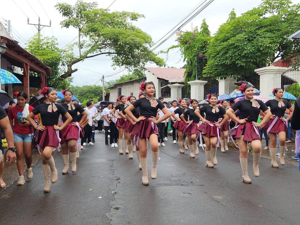 Gallinas VIVAS son lanzadas desde carrosa en el Desfile de Correos en Caluco, Sonsonate Este. 9 502571130 4132753383630027 4948085177235585989 n