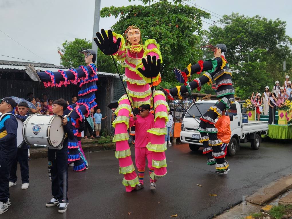 Gallinas VIVAS son lanzadas desde carrosa en el Desfile de Correos en Caluco, Sonsonate Este. 3 502584335 4132706166968082 5586325997763178666 n
