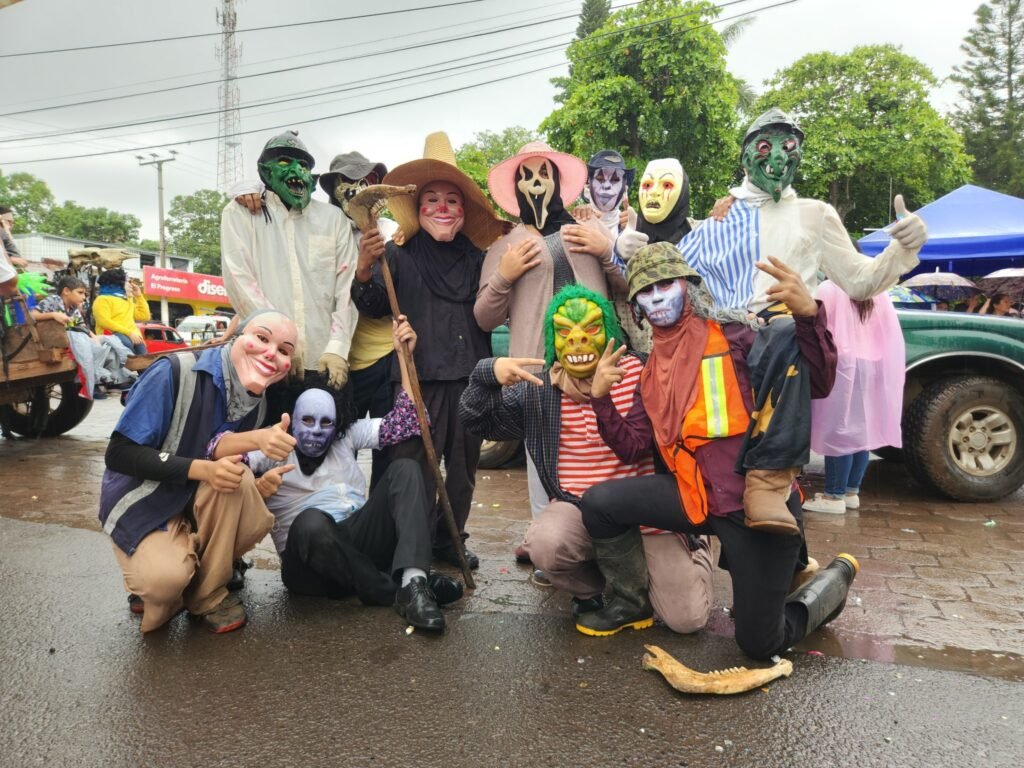 Gallinas VIVAS son lanzadas desde carrosa en el Desfile de Correos en Caluco, Sonsonate Este. 12 508863518 4132755336963165 2331783420198794491 n