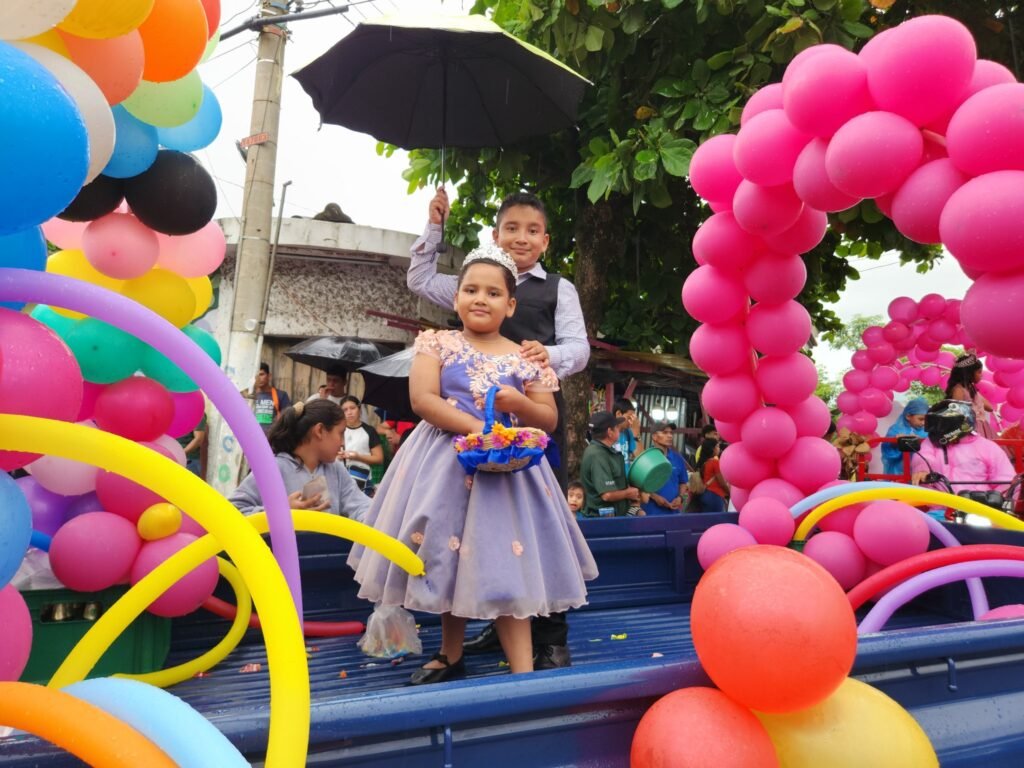 Gallinas VIVAS son lanzadas desde carrosa en el Desfile de Correos en Caluco, Sonsonate Este. 10 509308814 4132755600296472 4448292361134262305 n