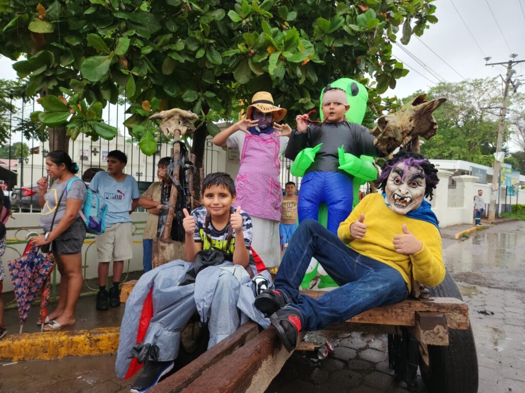 Gallinas VIVAS son lanzadas desde carrosa en el Desfile de Correos en Caluco, Sonsonate Este. 11 509357253 4132755466963152 5335501254269820082 n
