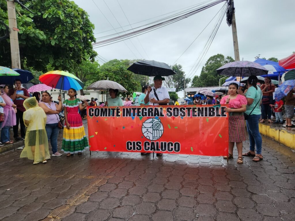 Gallinas VIVAS son lanzadas desde carrosa en el Desfile de Correos en Caluco, Sonsonate Este. 13 509418804 4132754506963248 7736823442839952324 n