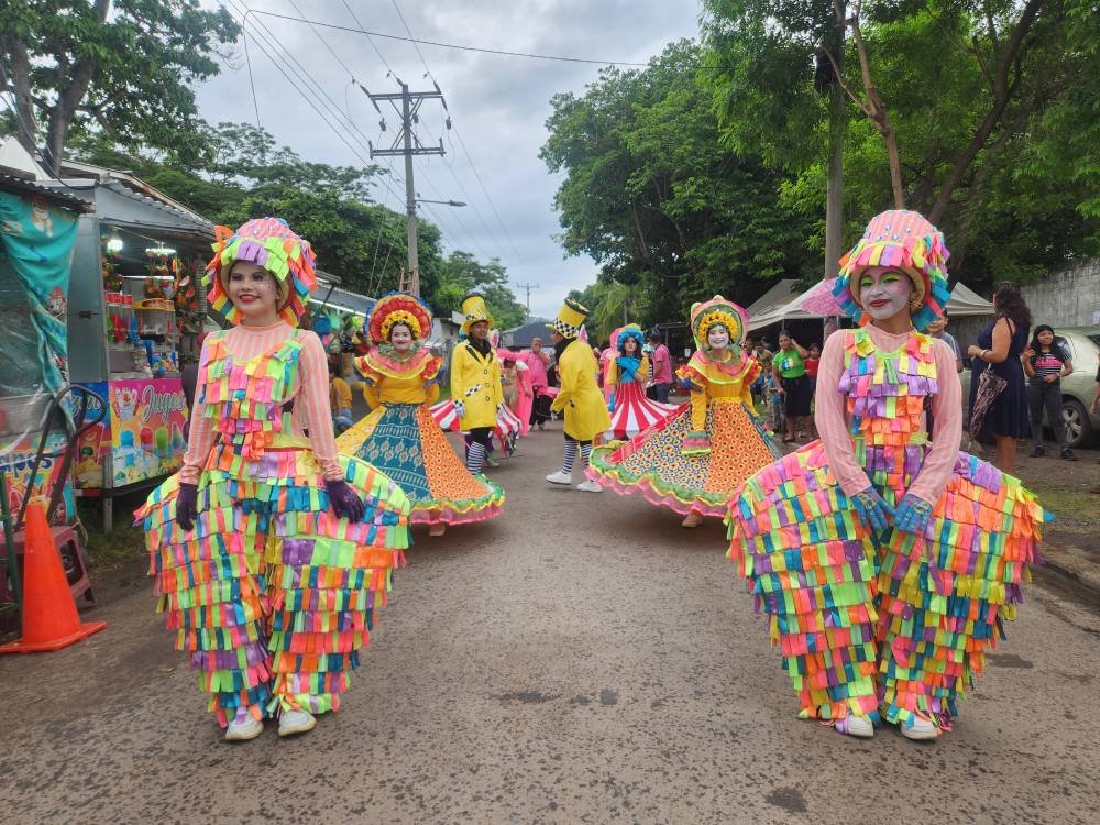 Gallinas VIVAS son lanzadas desde carrosa en el Desfile de Correos en Caluco, Sonsonate Este. 6 509432544 4132705596968139 8453137567059851832 n