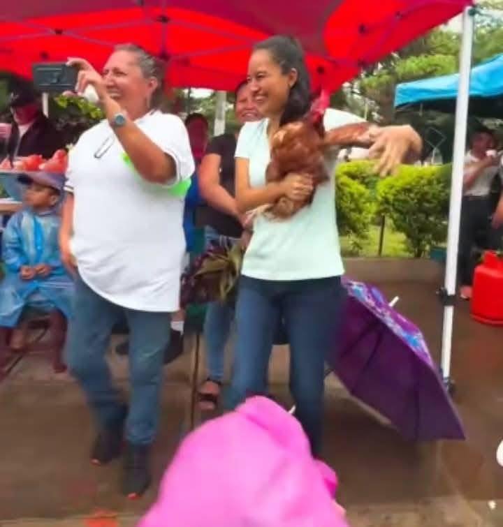 Gallinas VIVAS son lanzadas desde carrosa en el Desfile de Correos en Caluco, Sonsonate Este. 2 510492957 1226559062814282 6308645624457395289 n