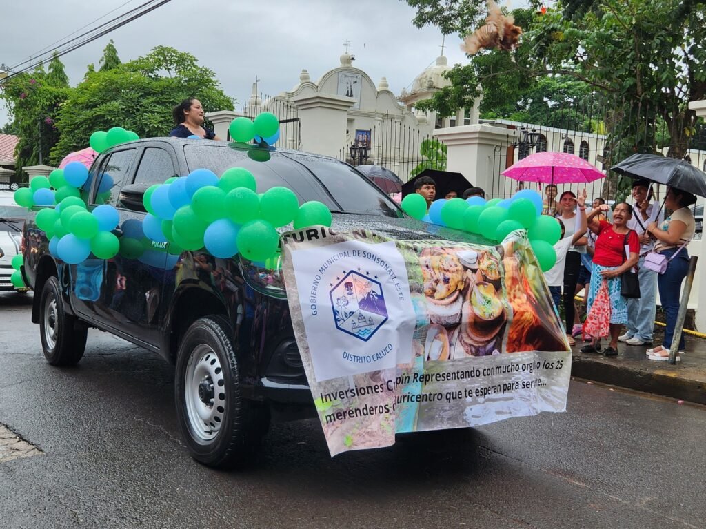 Gallinas VIVAS son lanzadas desde carrosa en el Desfile de Correos en Caluco, Sonsonate Este. 8 510605950 4132761283629237 2489298344168025115 n
