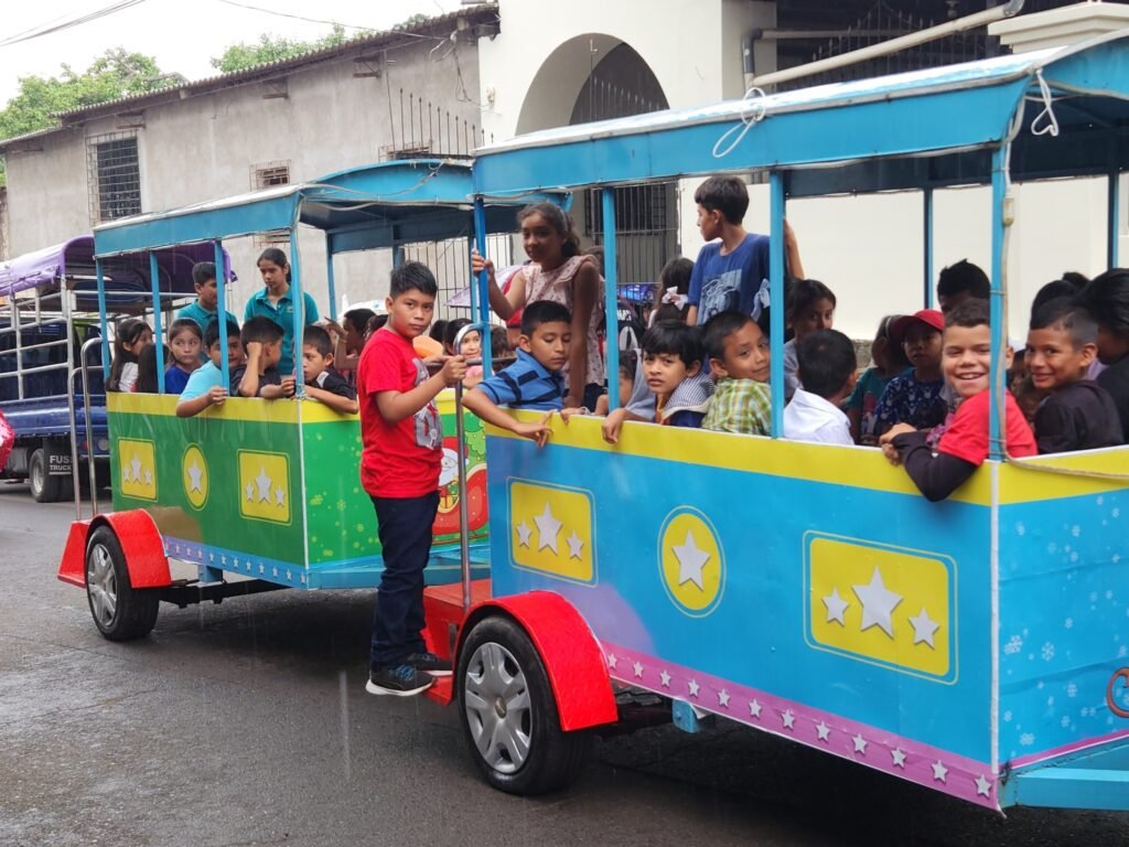 Gallinas VIVAS son lanzadas desde carrosa en el Desfile de Correos en Caluco, Sonsonate Este. 5 510974332 4132707300301302 5285017272927834196 n