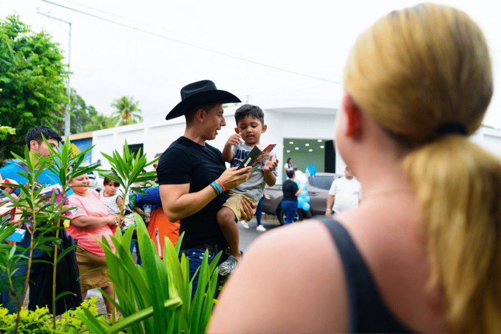 Gallinas VIVAS son lanzadas desde carrosa en el Desfile de Correos en Caluco, Sonsonate Este. 14 d9cca613 8598 47c6 9385 597cc7974f41