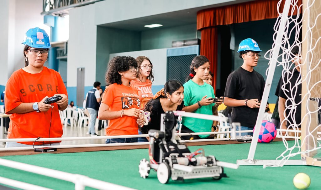 Plaza Mundo y FUSALMO impulsan el desarrollo de la niñez y juventud salvadoreña a través del “Mundo STEAM” 1 Competicion intersede STEAM Maker Challenge 1024x607 1