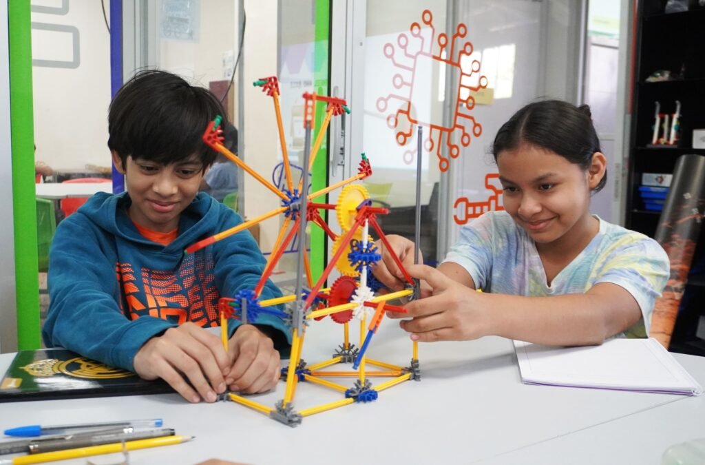 Plaza Mundo y FUSALMO impulsan el desarrollo de la niñez y juventud salvadoreña a través del “Mundo STEAM” 2 Nina y ninos KNEX 1 1024x675 1