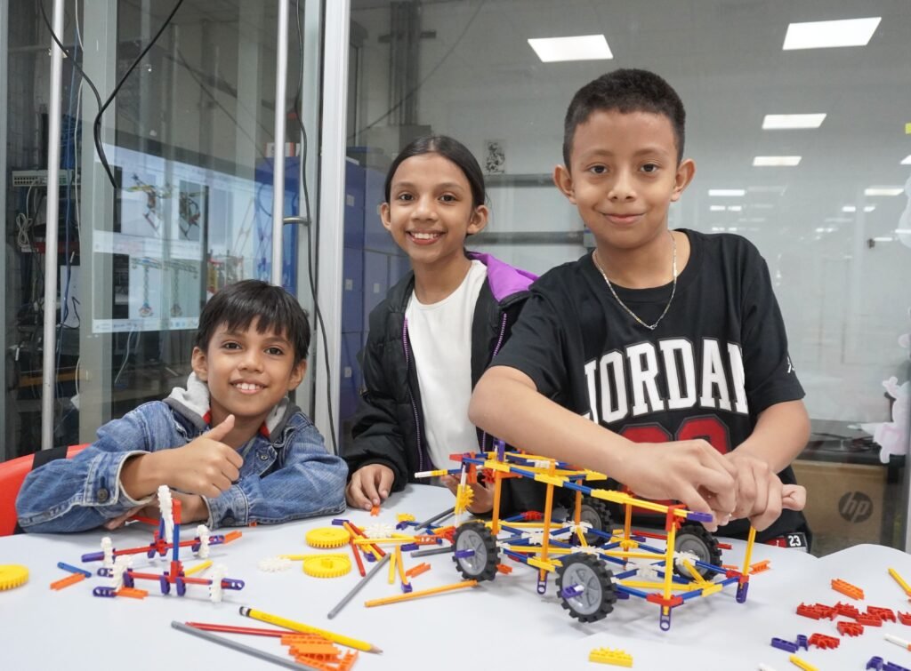 Plaza Mundo y FUSALMO impulsan el desarrollo de la niñez y juventud salvadoreña a través del “Mundo STEAM” 4 Nina y ninos KNEX 2 1024x755 1