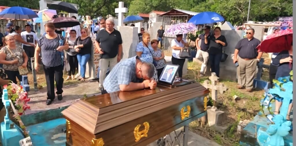 Entre cantos, lágrimas y recuerdos despiden al profesor “Kike” Peña. 1 536286197 1346727727456226 3353065458829774520 n