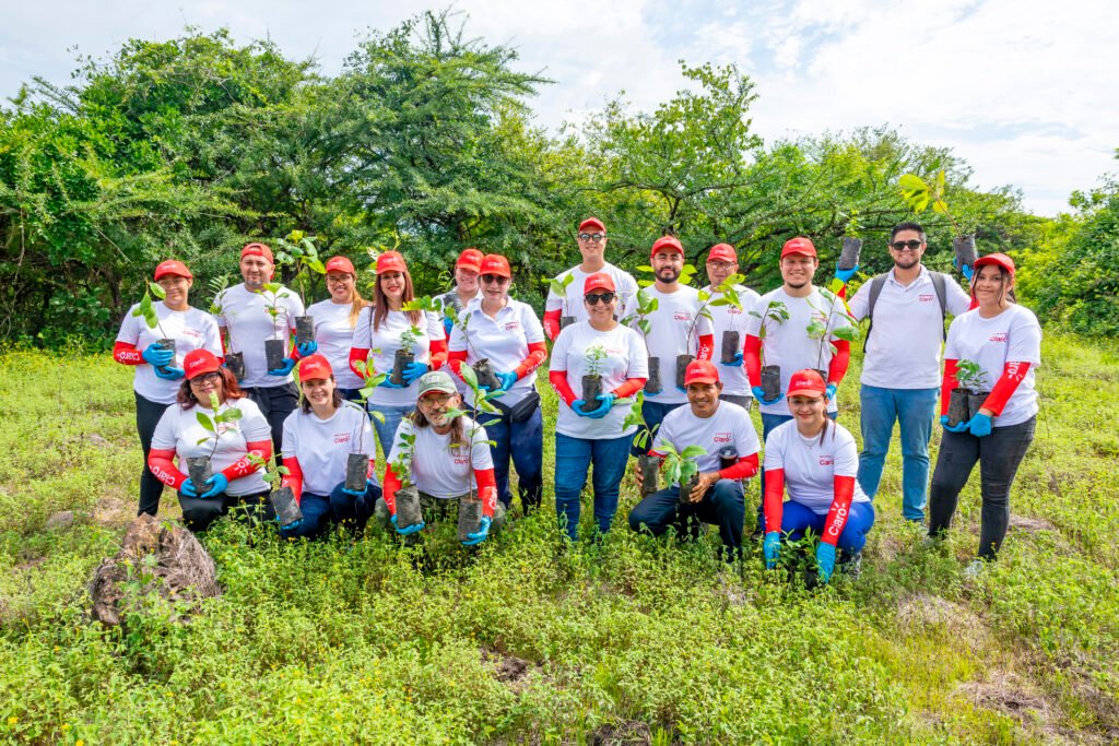 Claro El Salvador lidera jornada de reforestación en zona protegida en Sonsonate. 1 CLARO REALIZA JORNADA DE REFORESTACION 2025 . FOTO MEDIOS DIGITALES 1