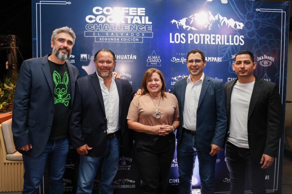 Ricardo Reyes director ejecutivo de Hotel Entre Pinos, impulsa el talento salvadoreño con el Coffee Cocktail Challenge. 1 GywrbHbXkAAfbuK