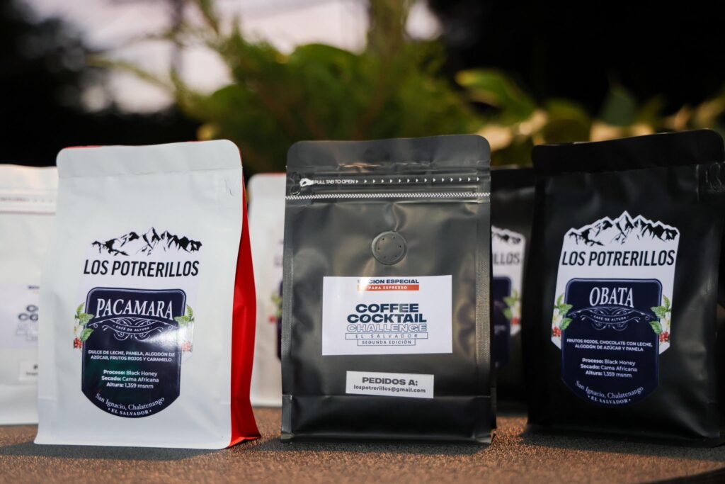 Ricardo Reyes director ejecutivo de Hotel Entre Pinos, impulsa el talento salvadoreño con el Coffee Cocktail Challenge. 2 GywrbHeWAAAAhQu