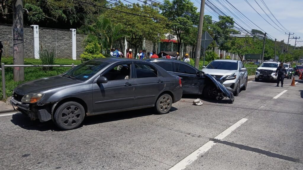 Conductor adolescente de 15 años provoca accidente en la autopista Comalapa y deja dos lesionados. 2 GzY9pFlWwAAyVn