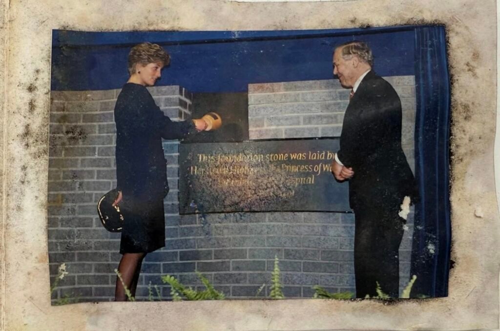 Desentierran cápsula del tiempo de la princesa Diana con recuerdos de los años 90 1 img 8439