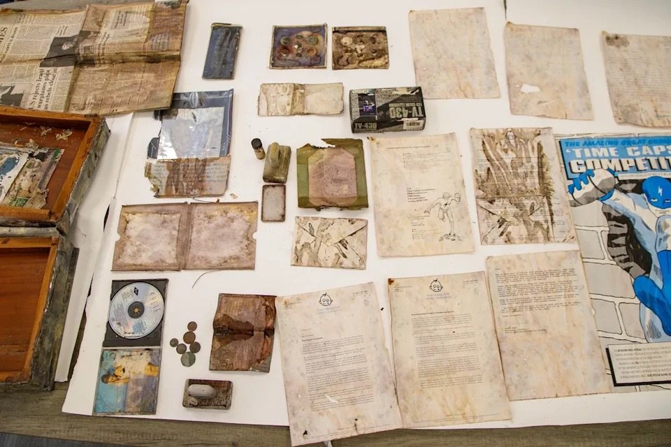 Desentierran cápsula del tiempo de la princesa Diana con recuerdos de los años 90 2 img 8440