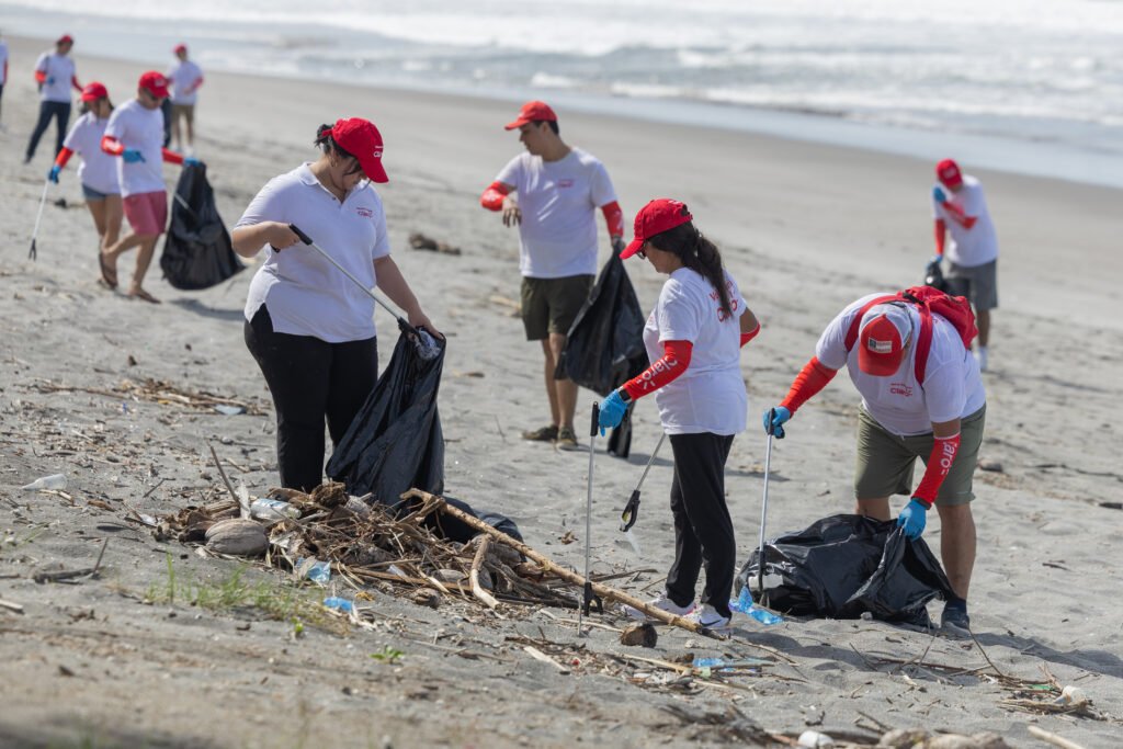 Más de 1,300 libras de basura retiradas en nueva jornada de limpieza de Claro El Salvador. 1 9X7A7573