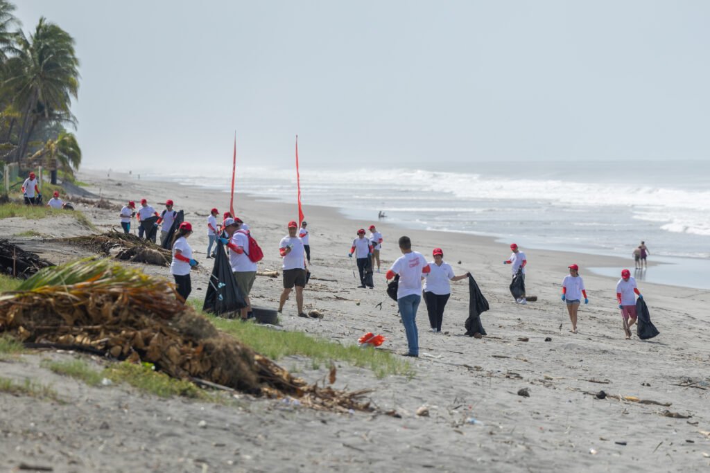 Más de 1,300 libras de basura retiradas en nueva jornada de limpieza de Claro El Salvador. 2 CLARO EL SALVADOR LLEVO A CABO SU JORNADA DE LIMPIEZA DE PLAYA 2025