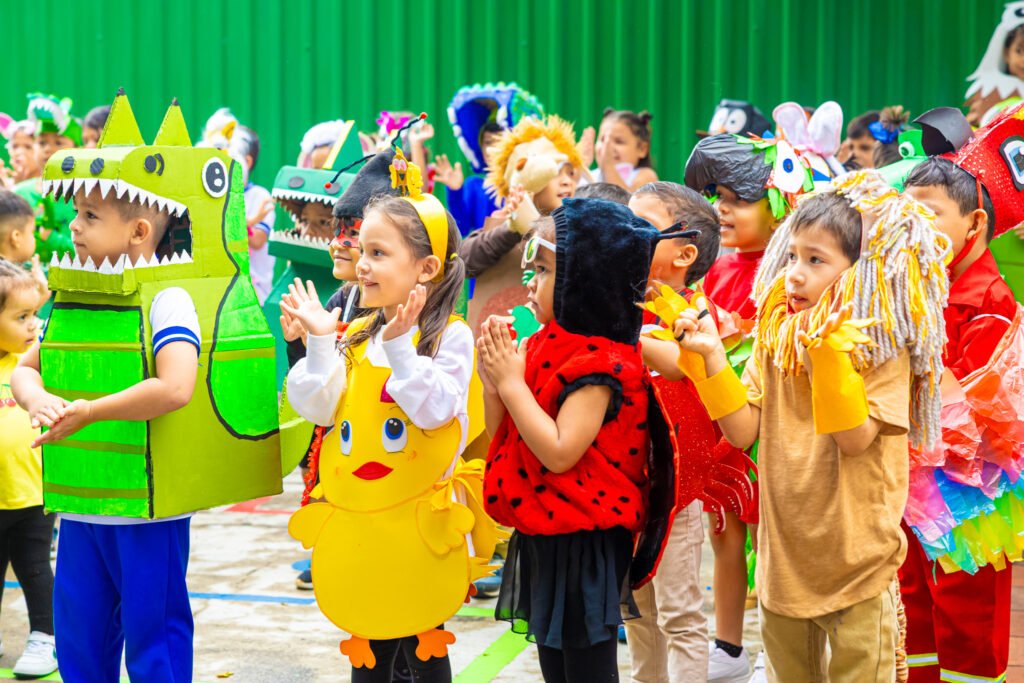 Niñez disfruta de la experiencia creativa "Juguemos a Disfrazarnos de Animales" en el Mes de la Niñez y el Juego. 6 1N0A3177